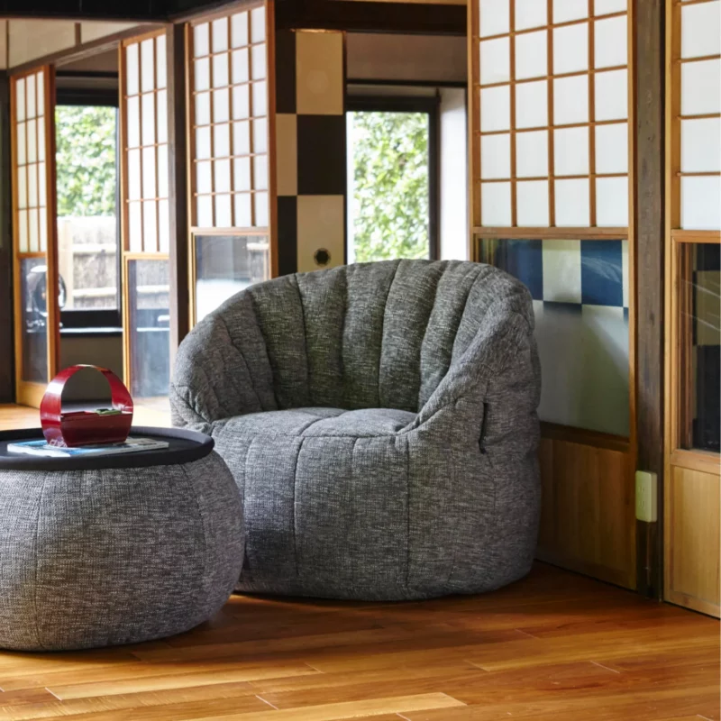 和室にある障子にもマッチした一人掛けの大きめバタフライソファとヴァーサテーブル